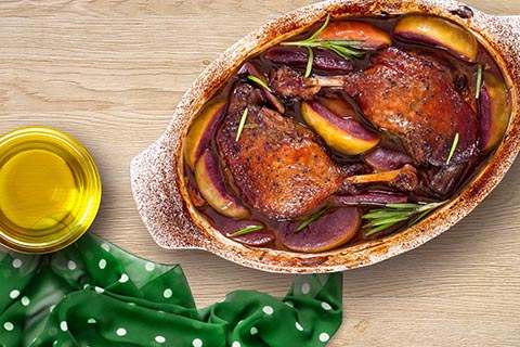 Roasted duck with apple in wine